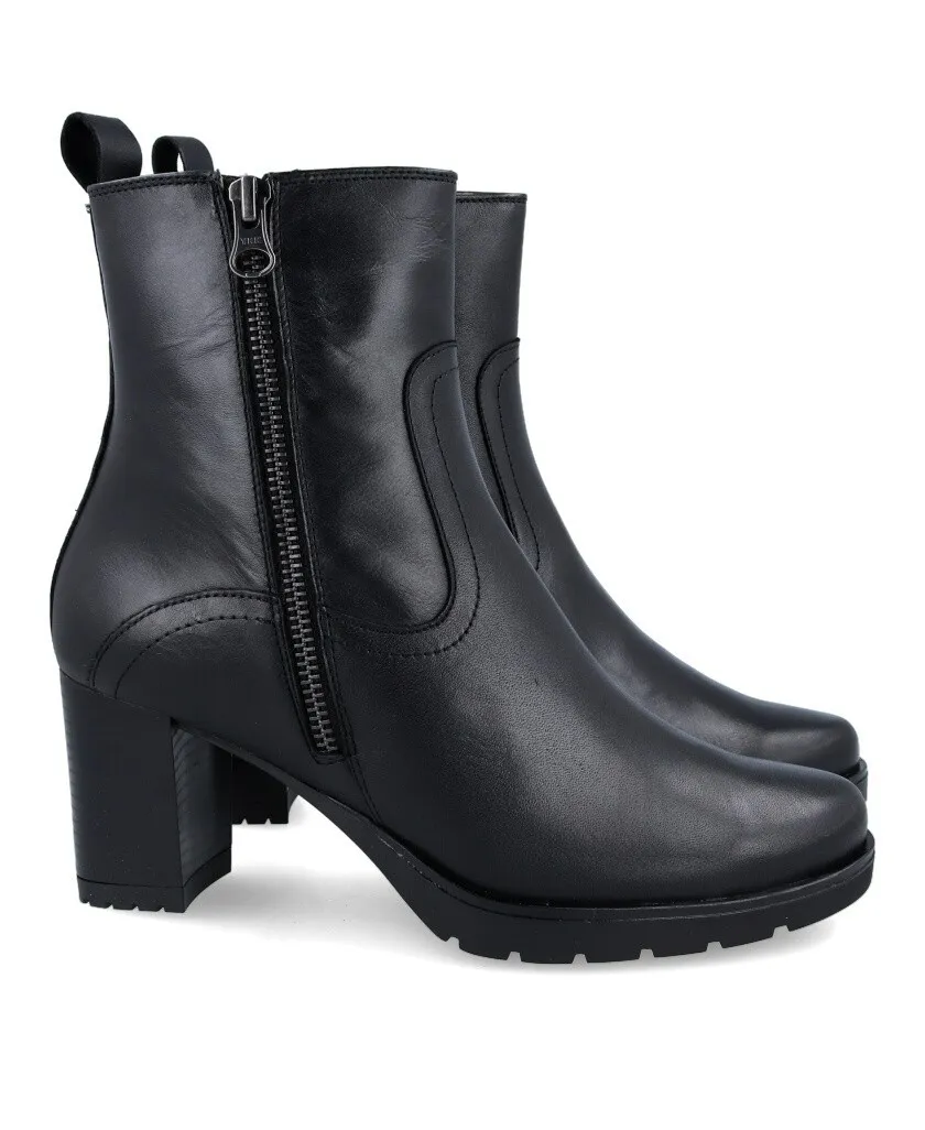 Desireé Leury22 Black heeled ankle boots