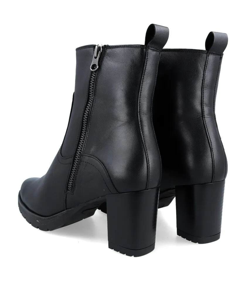 Desireé Leury22 Black heeled ankle boots