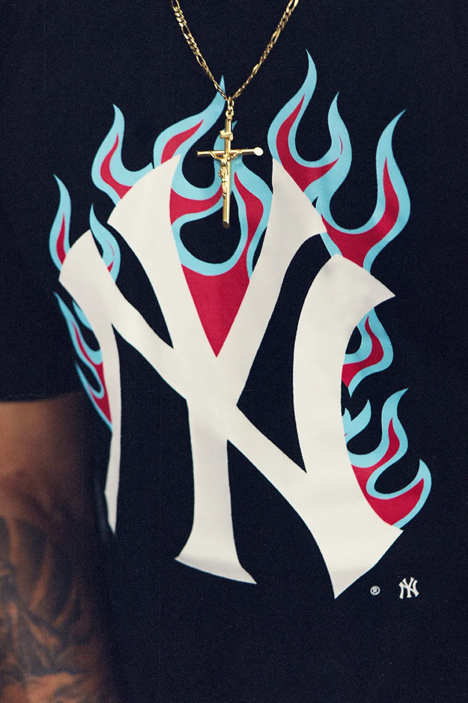 New York Yankees Flame Logo Side Patch 59Fifty Fitted Matching Black T-Shirt