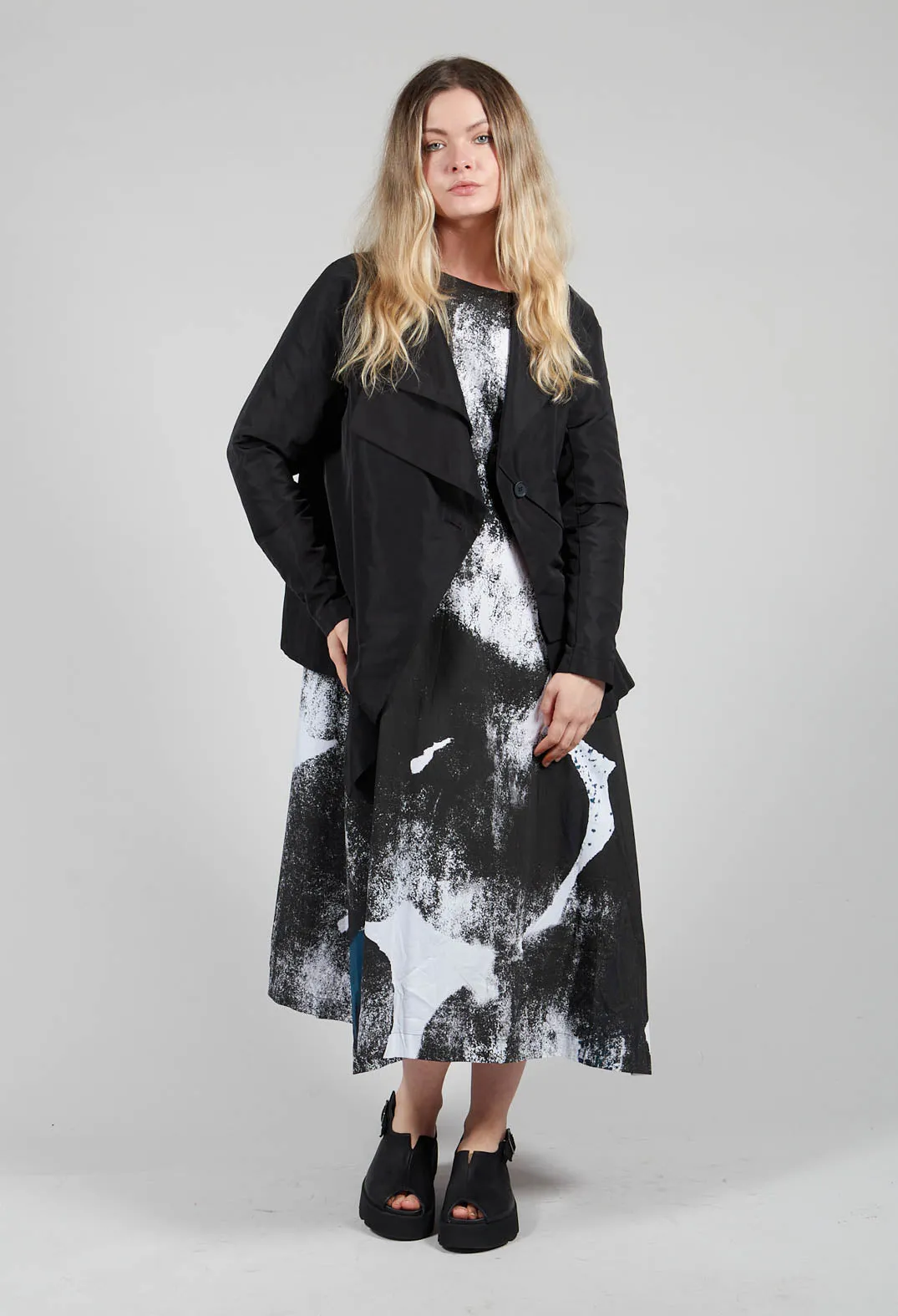 Open Collar Jacket with Hemline Feature in Black