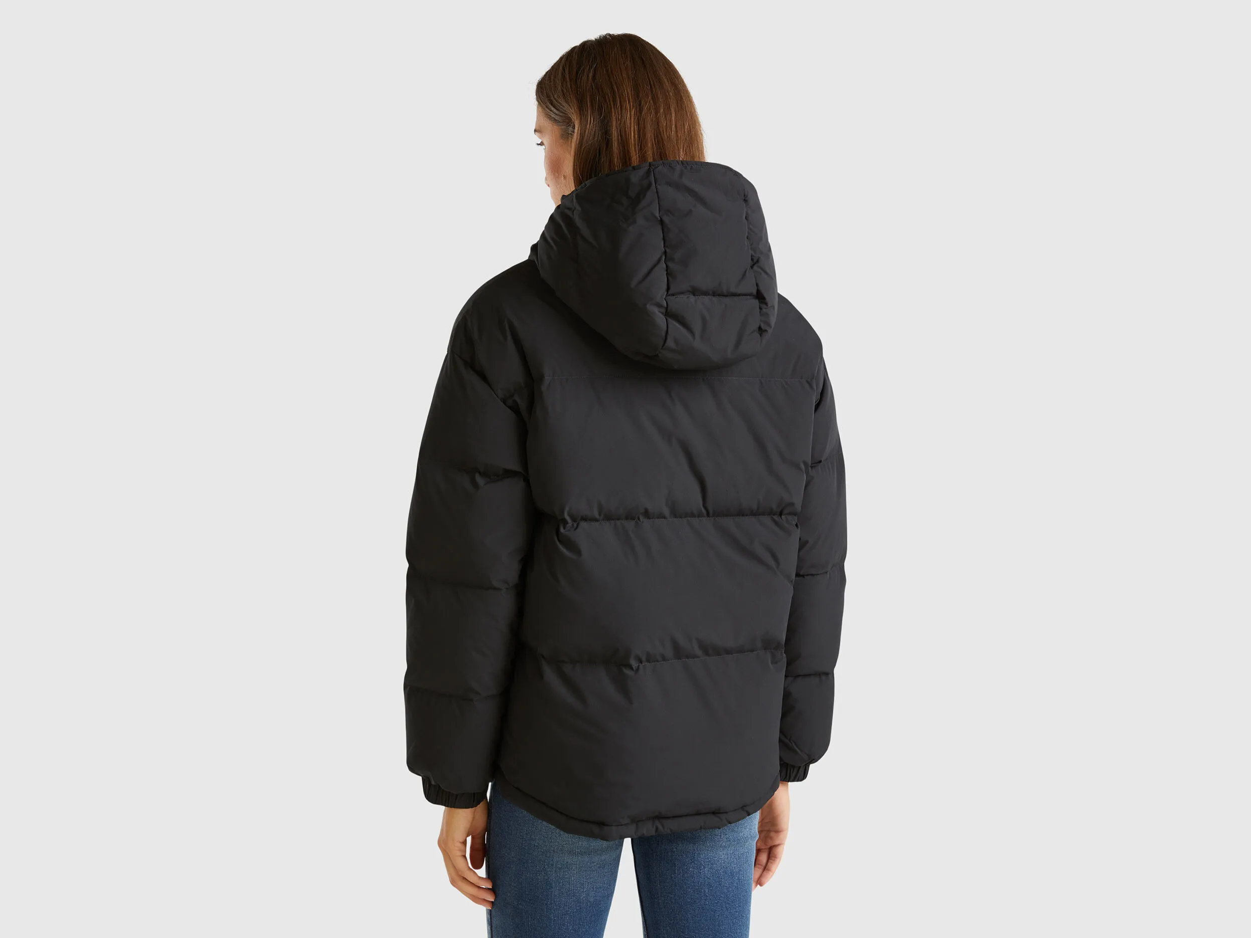 Short puffer jacket padded with recycled feathers - Black | Benetton