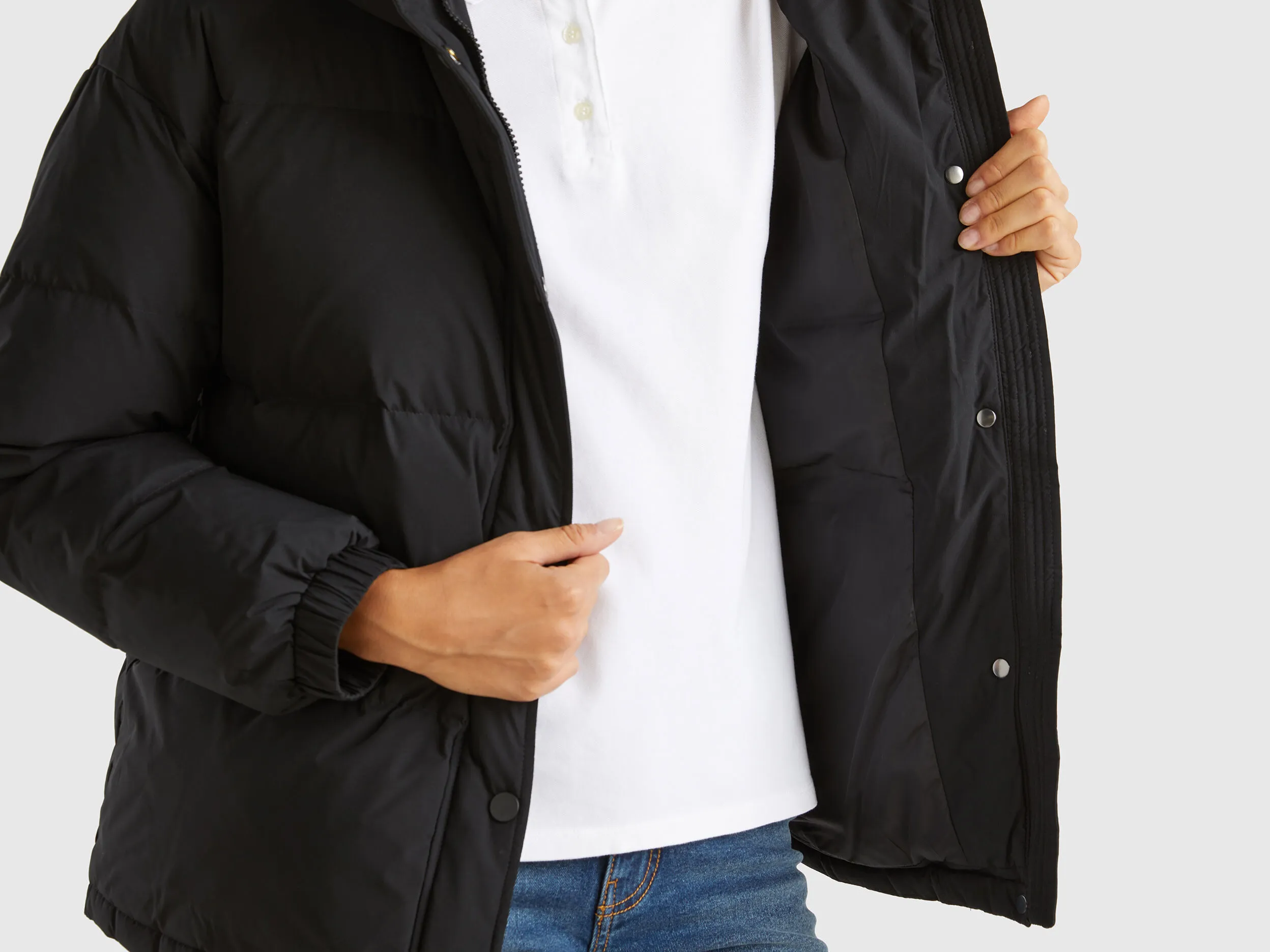 Short puffer jacket padded with recycled feathers - Black | Benetton